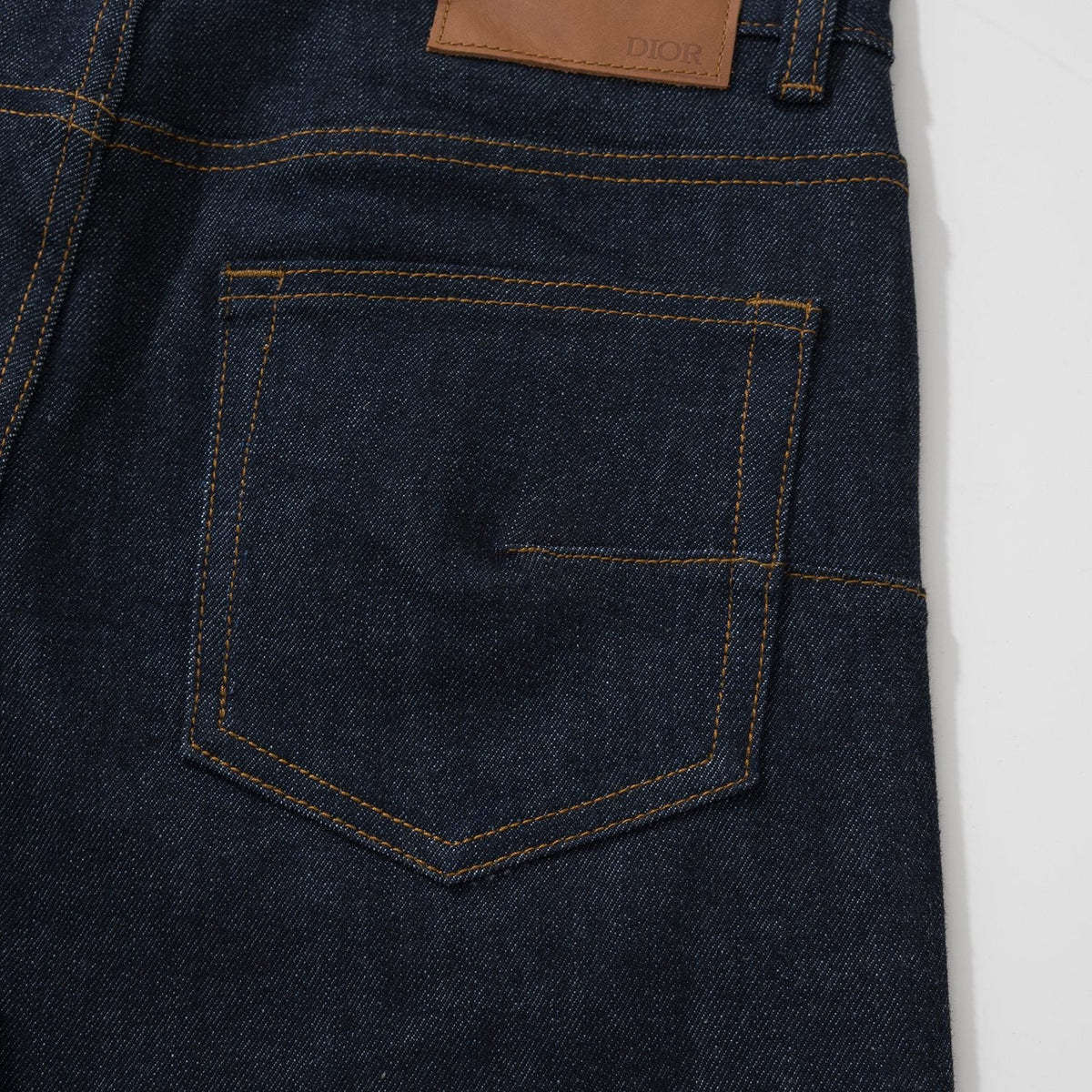 Gerade geschnittene Herrenjeans mit Monogramm-Saum aus marineblauem Denim