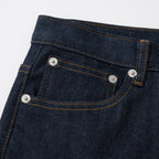 Gerade geschnittene Herrenjeans mit Monogramm-Saum aus marineblauem Denim