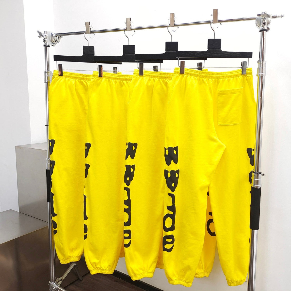 Gelbe Baumwoll-Jogginghose mit Seitenprint – Herren