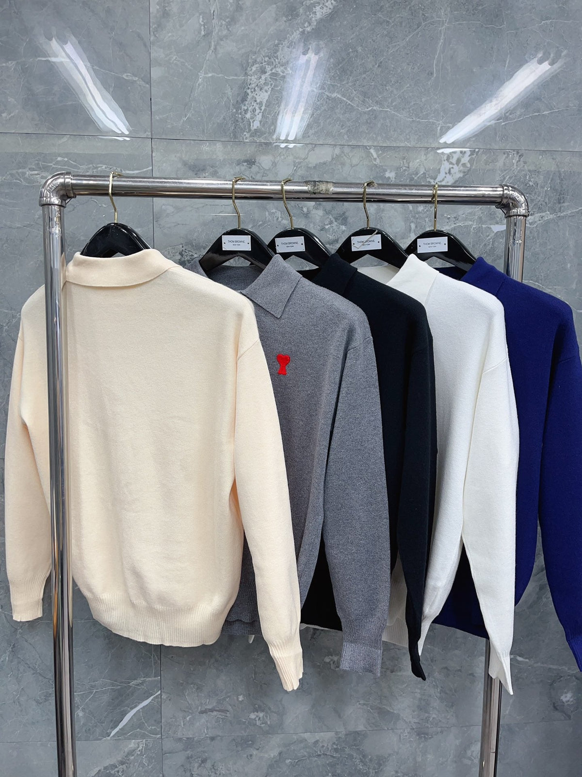 Cremefarbener Langarmstrickpullover mit Herz-Logo – Herren