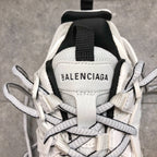 Weiße Turnschuhe verfolgen