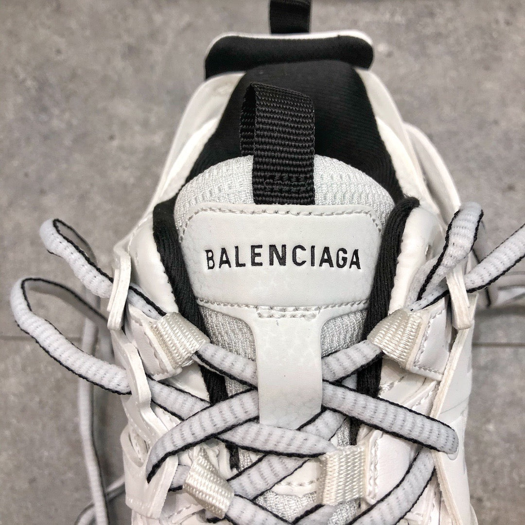Weiße Turnschuhe verfolgen