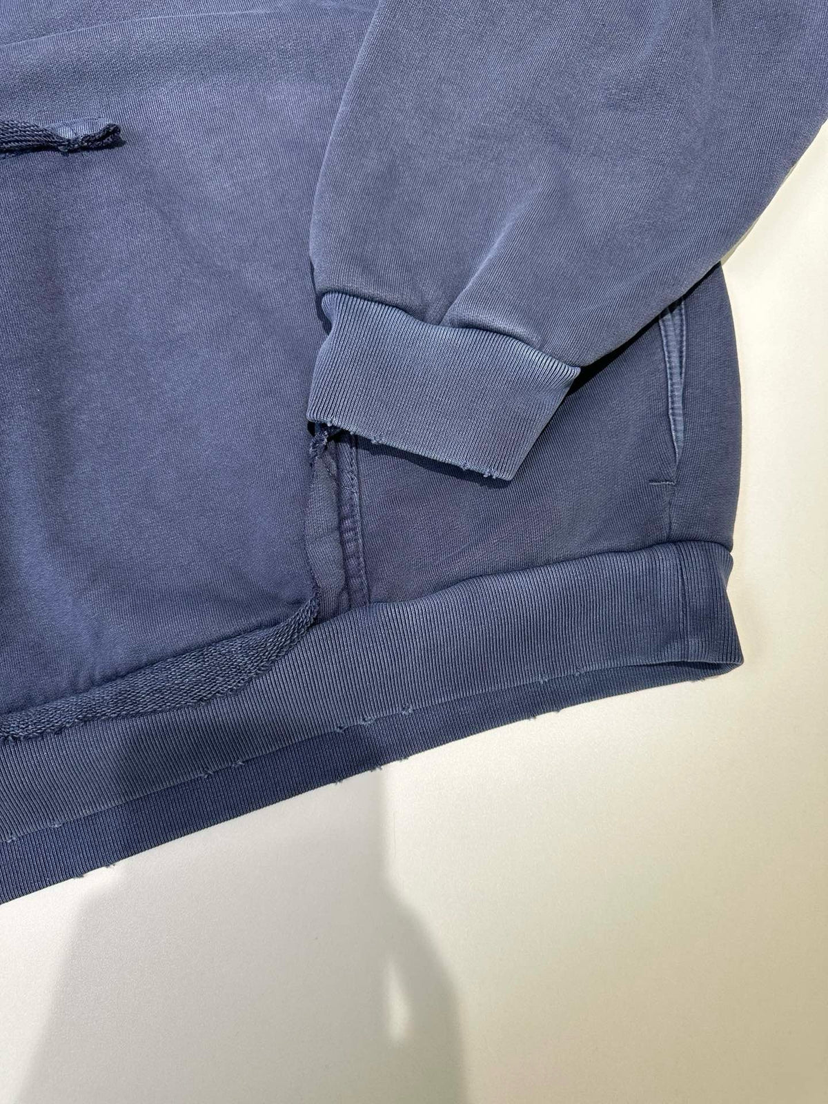 Marineblauer Baumwoll-Pullover mit kräftigem Text - Herren