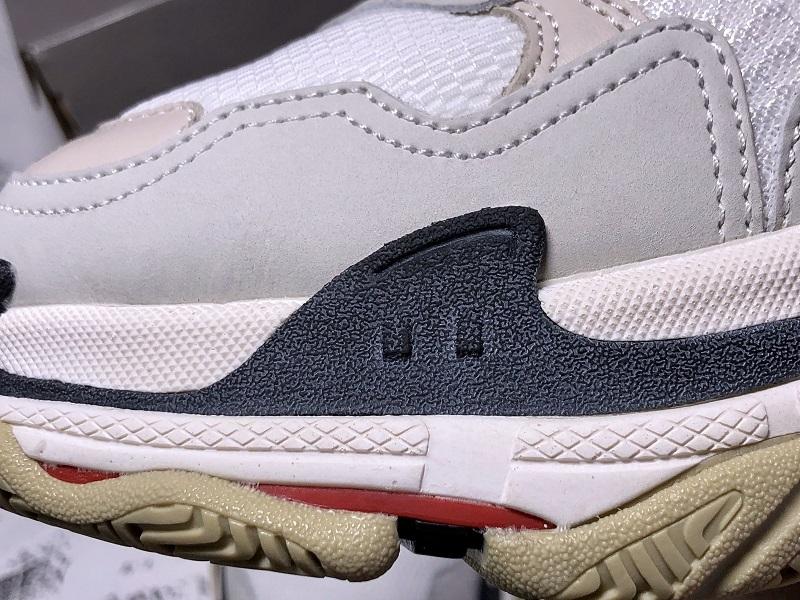 Triple S Cream Rot und Marineblaue Sneakers