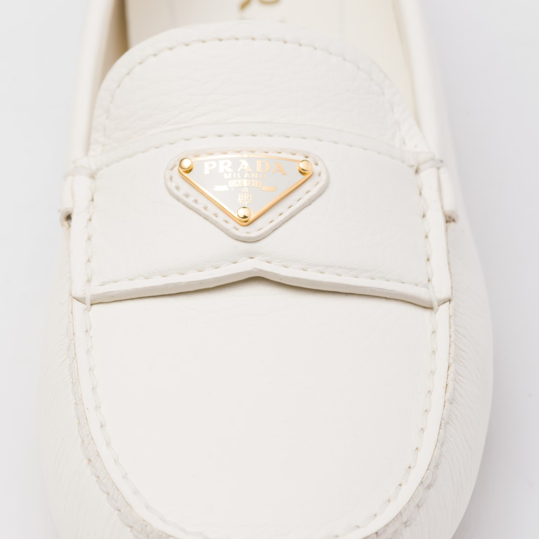 Leather driving shoes – these driving shoes with a timeless design are enriched with a buckskin-embossed – LUX VERSE Luxury Designer Fashion Outlet