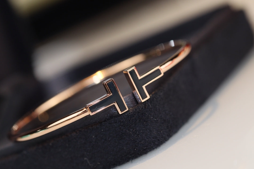 T Bracelet 1.8mm Onyx Rose Gold – LUX VERSE Luxury Designer Fashion Outlet