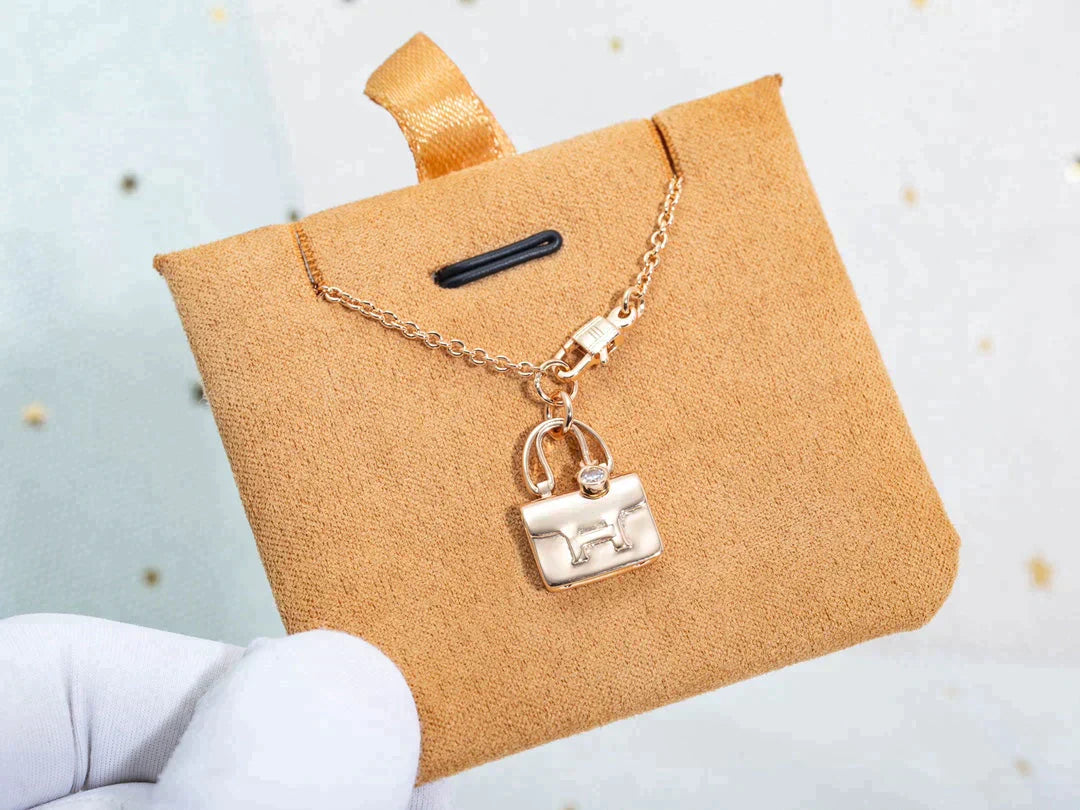 Amulette Pedant Rose Gold Necklace – LUX VERSE Luxury Designer Fashion Outlet