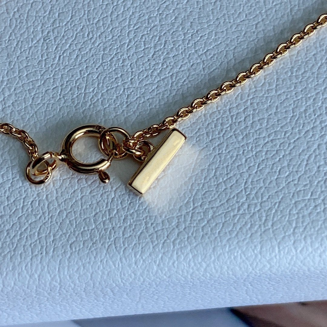 T Diamond Circle Pedant Necklace – LUX VERSE Luxury Designer Fashion Outlet
