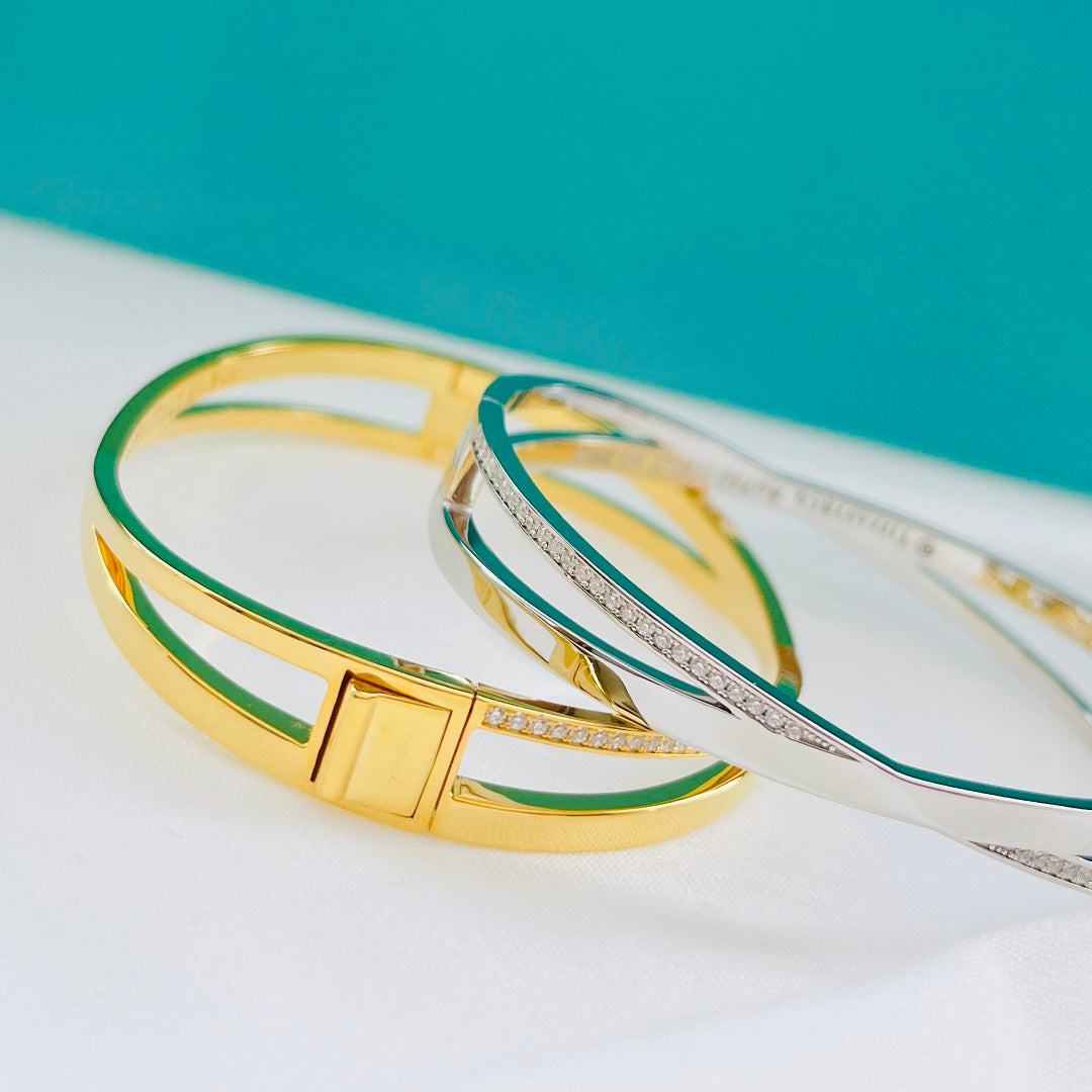 Narrow Hinged Banglein with Diamonds Small – LUX VERSE Luxury Designer Fashion Outlet