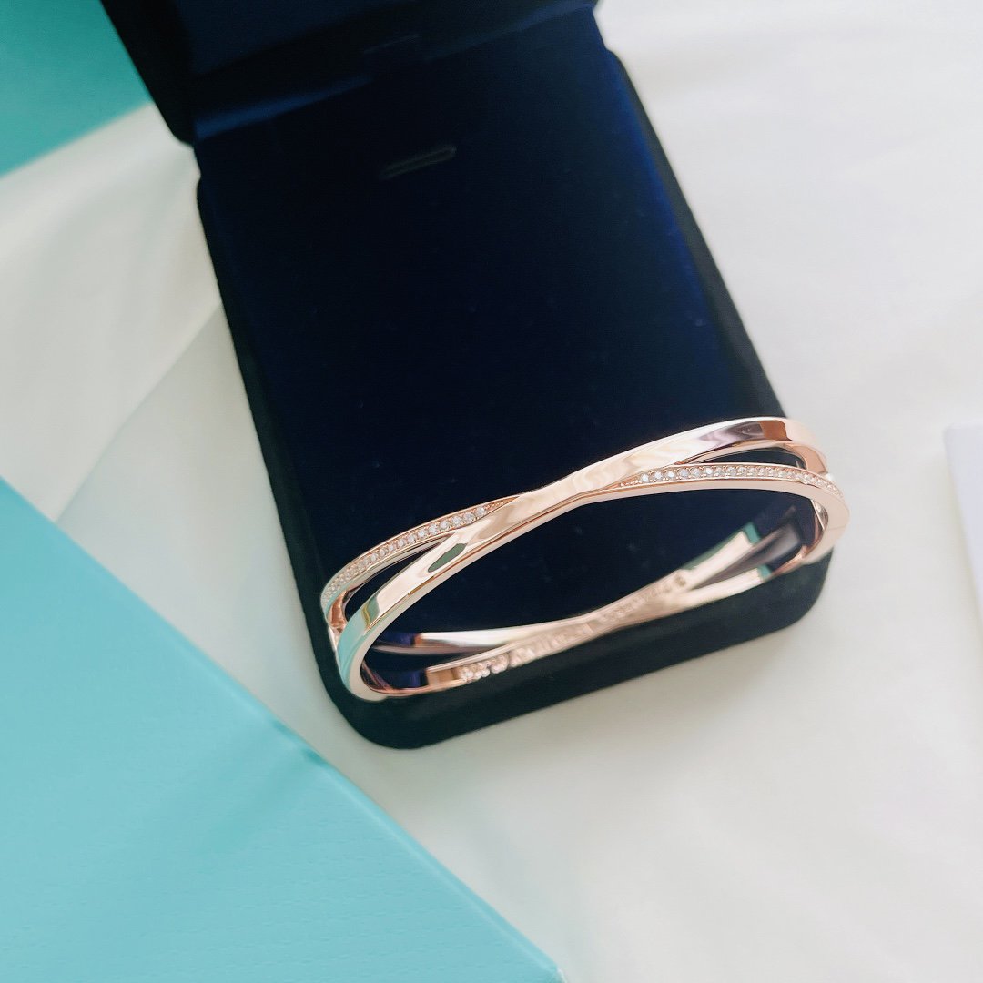 Narrow Hinged Banglein with Diamonds Small – LUX VERSE Luxury Designer Fashion Outlet