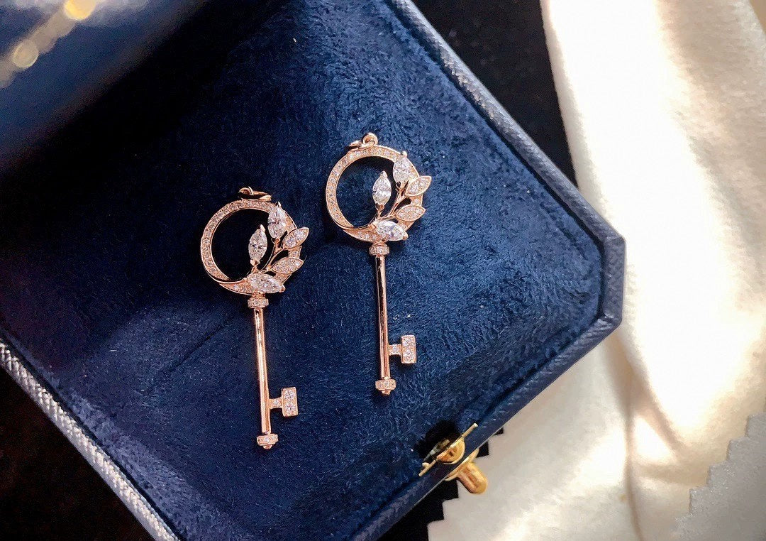 Victoria Diamond Rose Gold Vine Circle Key Necklace – LUX VERSE Luxury Designer Fashion Outlet