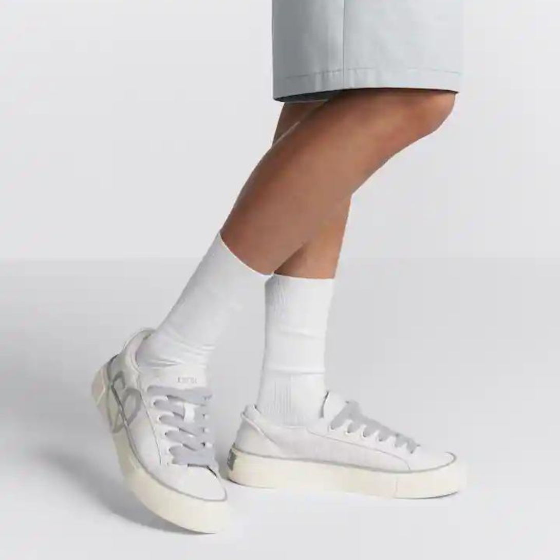 B33 Sneaker Jacquard – the back of the Oblique rubber sole is enhanced by a contrasting Avenue Montaigne – LUX VERSE Luxury Designer Fashion Outlet