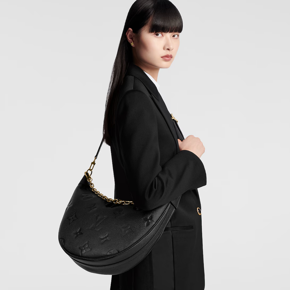 Loop Hobo Black – its on-trend half-moon shape and super-supple design make it extremely body-friendly – LUX VERSE Luxury Designer Fashion Outlet