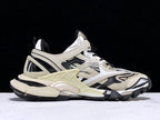 Track Cream und Schwarze Sneakers