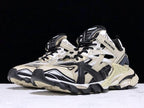 Track Cream und Schwarze Sneakers