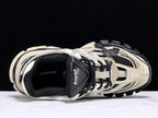 Track Cream und Schwarze Sneakers