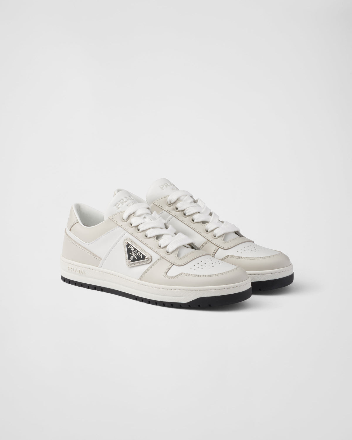 Downtown sporty sneakers – the new color contrast emphasizes the lines of the shoe, creating a dynamic mix – LUX VERSE Luxury Designer Fashion Outlet
