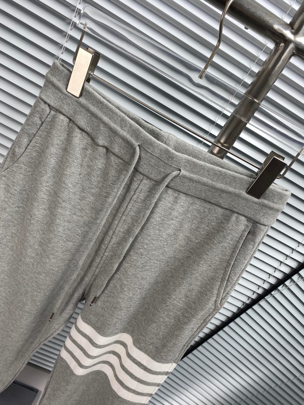 Marineblaue Jogginghose aus Baumwolle mit Bar-Streifen – Herren