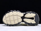 Track Cream und Schwarze Sneakers