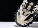 Track Cream und Schwarze Sneakers