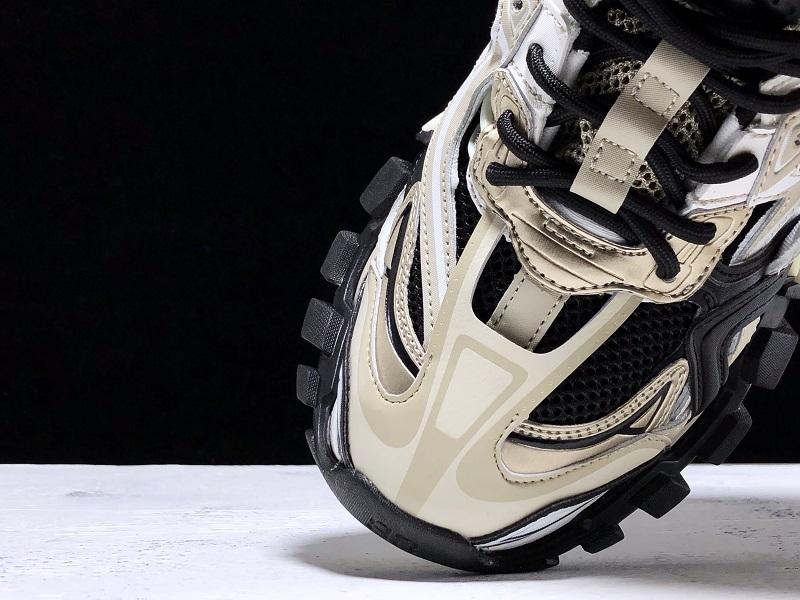 Track Cream und Schwarze Sneakers