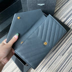 Und hellblaue Umhängetasche