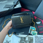 Kate Schultertasche mit Krokoprägung