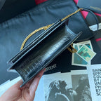 Kate Schultertasche mit Krokoprägung