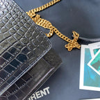 Kate Schultertasche mit Krokoprägung