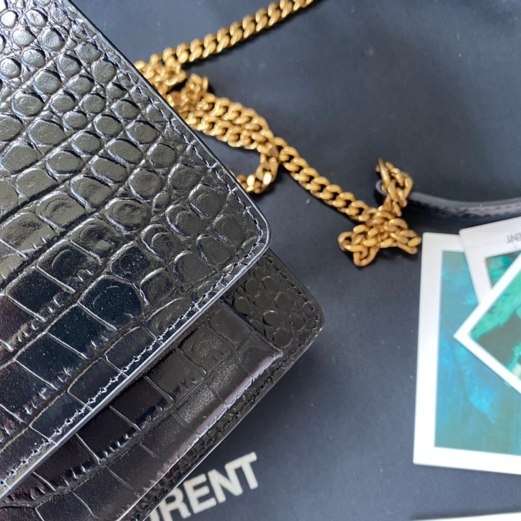 Kate Schultertasche mit Krokoprägung