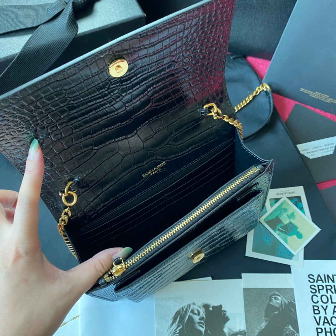 Kate Schultertasche mit Krokoprägung