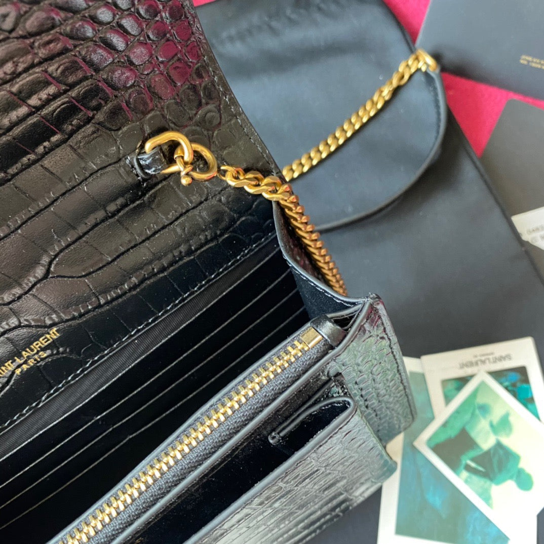 Kate Schultertasche mit Krokoprägung
