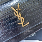 Kate Schultertasche mit Krokoprägung
