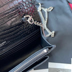 Kate Schultertasche mit Krokoprägung