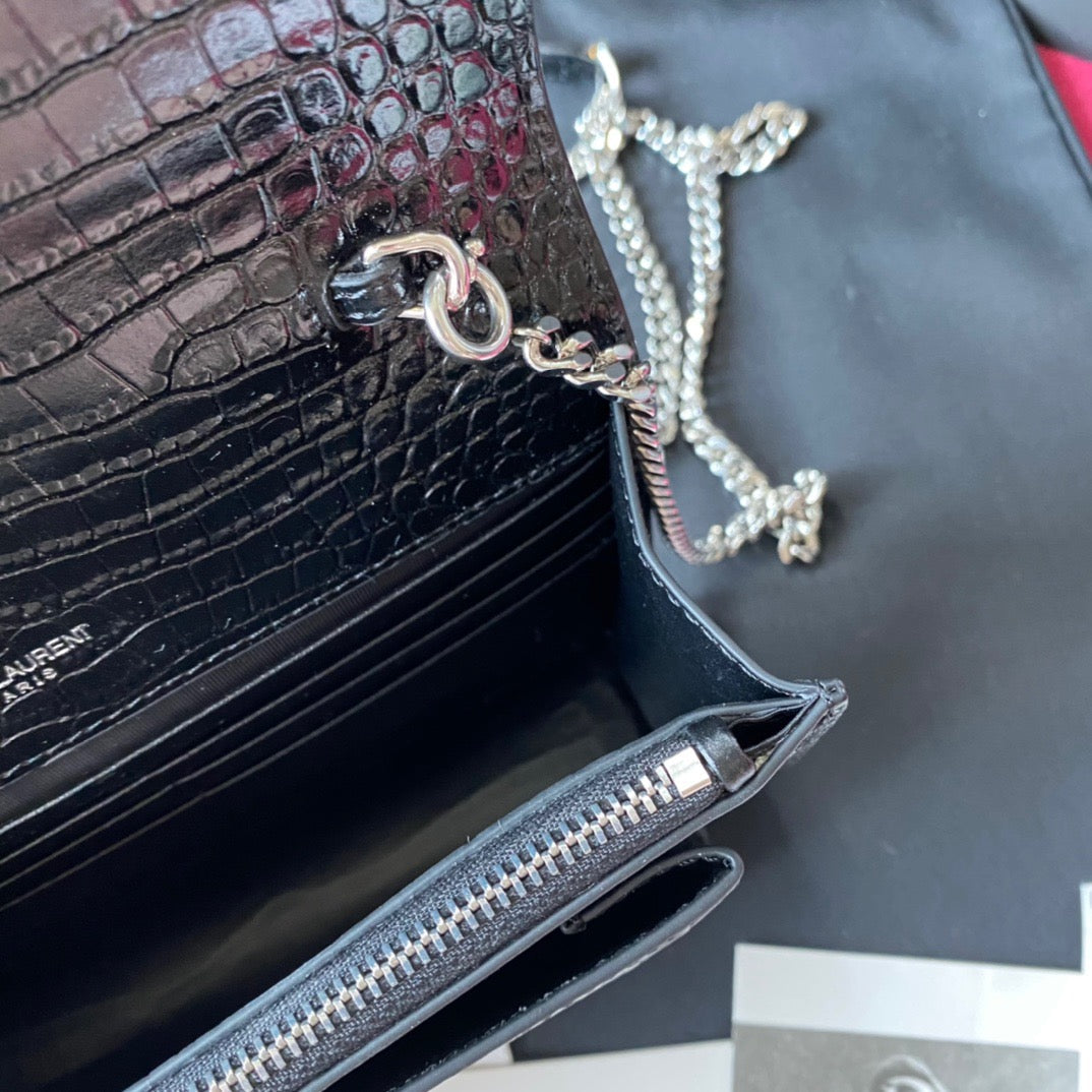 Kate Schultertasche mit Krokoprägung