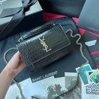 Kate Schultertasche mit Krokoprägung