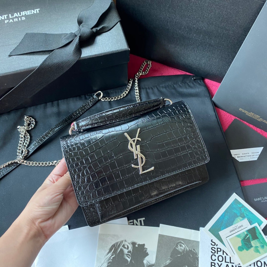 Kate Schultertasche mit Krokoprägung