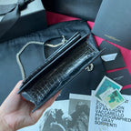 Kate Schultertasche mit Krokoprägung