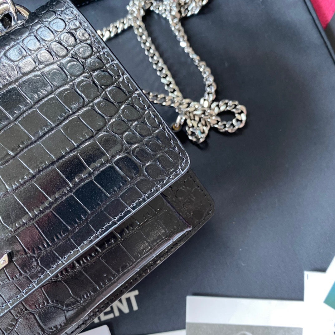 Kate Schultertasche mit Krokoprägung