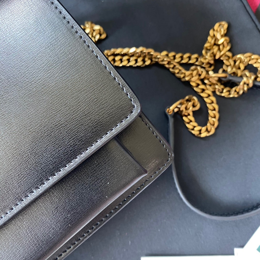 Kate Schultertasche mit Krokoprägung