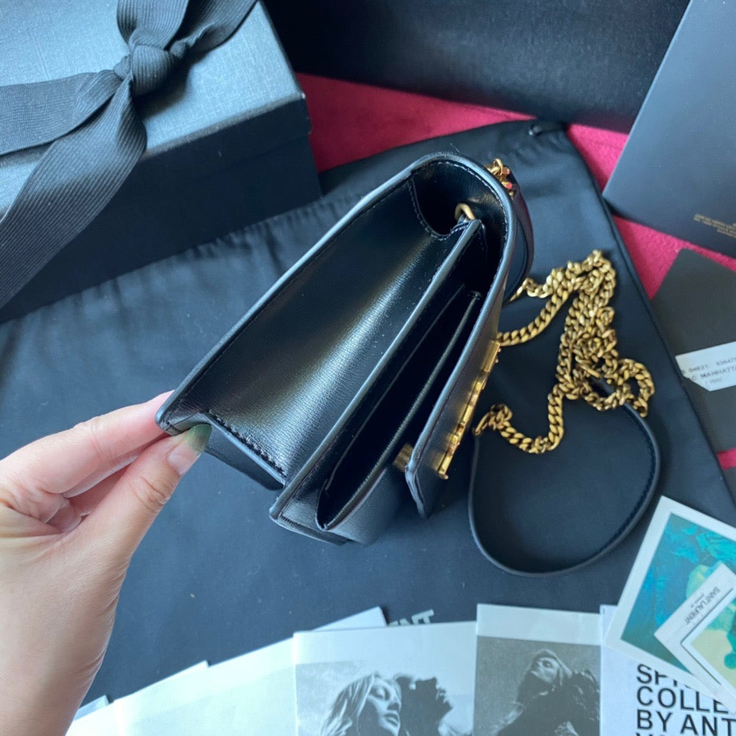 Kate Schultertasche mit Krokoprägung