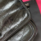 Niki Schultertasche aus geknittertem Leder mit Kette