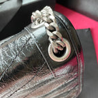 Niki Schultertasche aus geknittertem Leder mit Kette