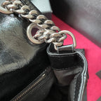 Niki Schultertasche aus geknittertem Leder mit Kette