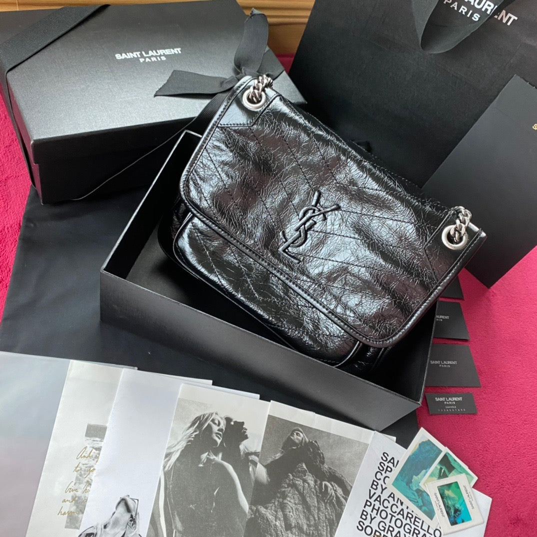 Niki Schultertasche aus geknittertem Leder mit Kette