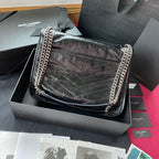 Niki Schultertasche aus geknittertem Leder mit Kette