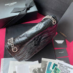 Niki Schultertasche aus geknittertem Leder mit Kette