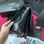 Niki Schultertasche aus geknittertem Leder mit Kette