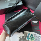 Niki Schultertasche aus geknittertem Leder mit Kette