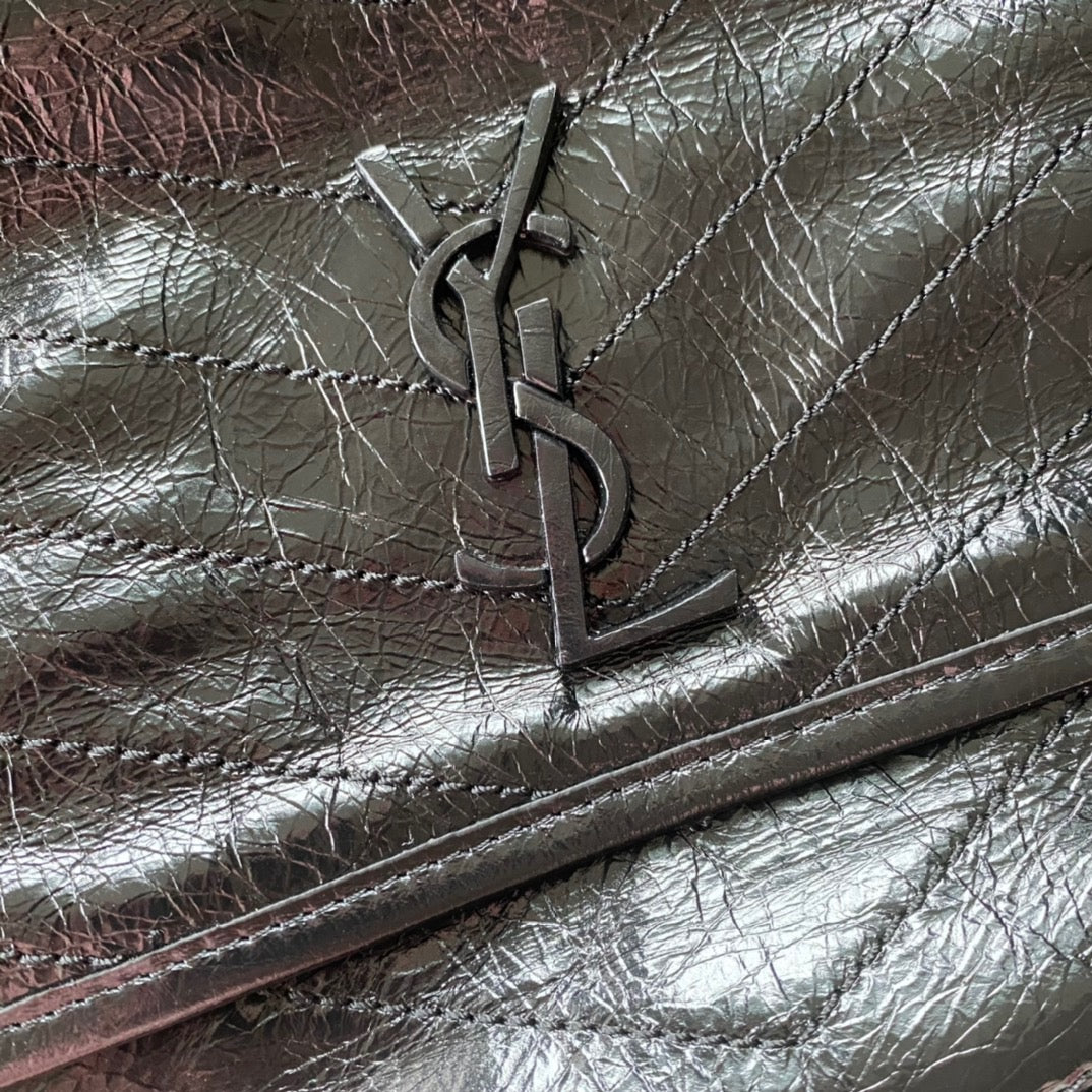 Niki Schultertasche aus geknittertem Leder mit Kette